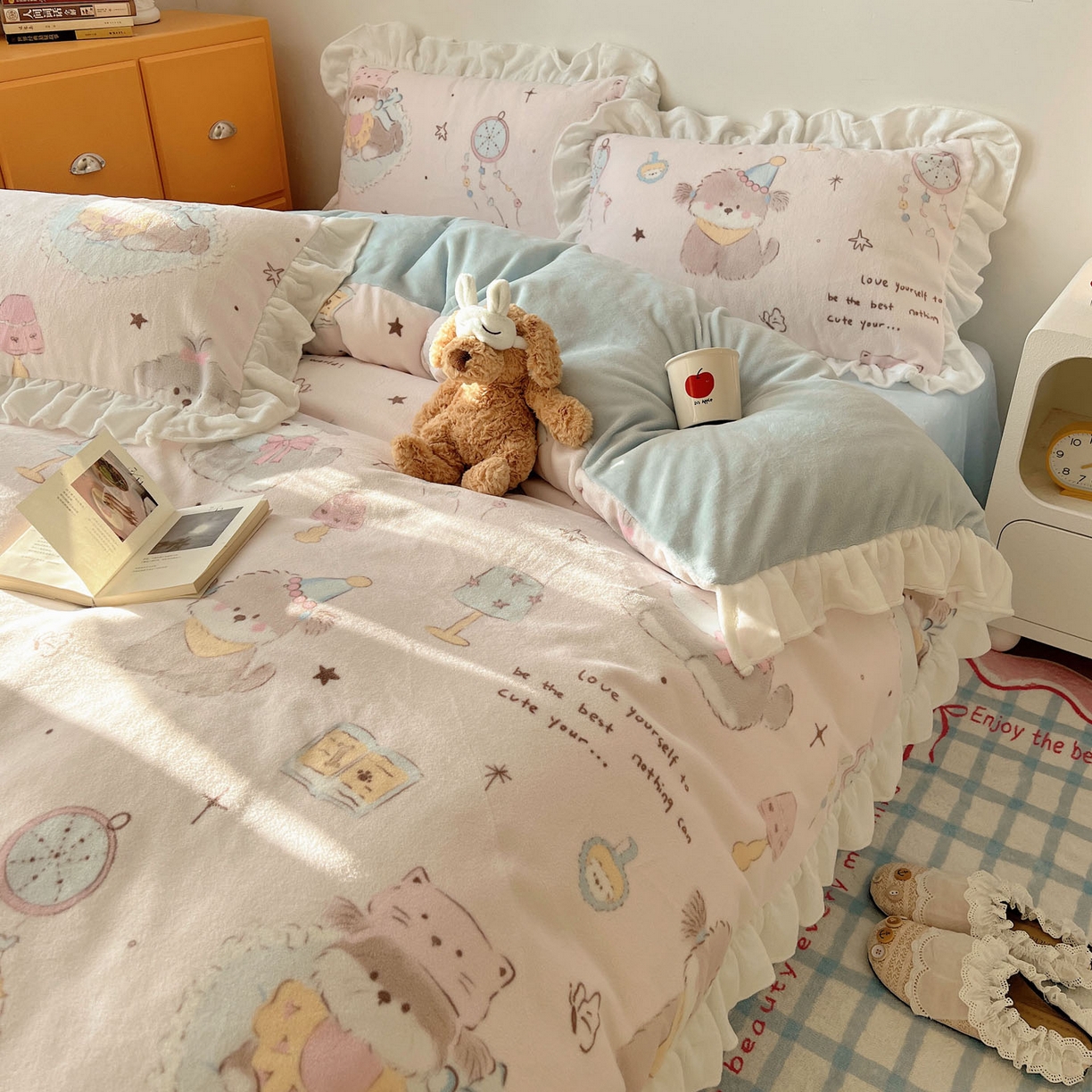 91家纺网 家纺一手货源 找家纺 六巷胡同 2025新款韩式博主风花边款INS卡通牛奶绒四件套（第二系） 花边卧室课本犬