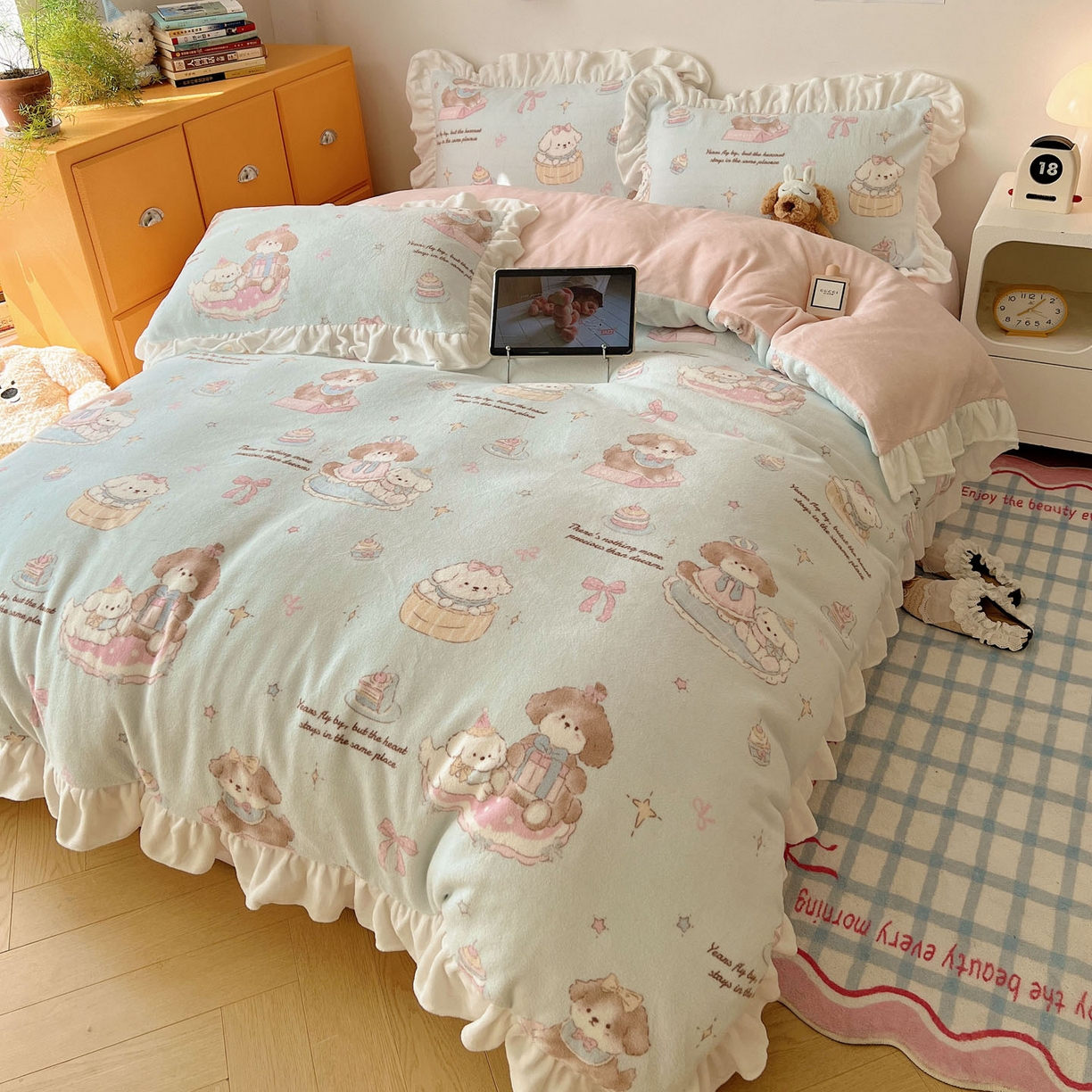 91家纺网 家纺一手货源 找家纺 六巷胡同 2025新款韩式博主风花边款INS卡通牛奶绒四件套（第二系） 花边蛋糕奶油犬