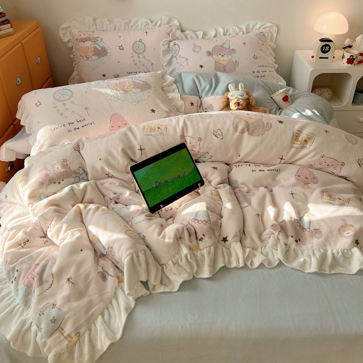 91家纺网 家纺一手货源 找家纺 六巷胡同 2025新款韩式博主风花边款INS卡通牛奶绒四件套（第二系） 花边卧室课本犬