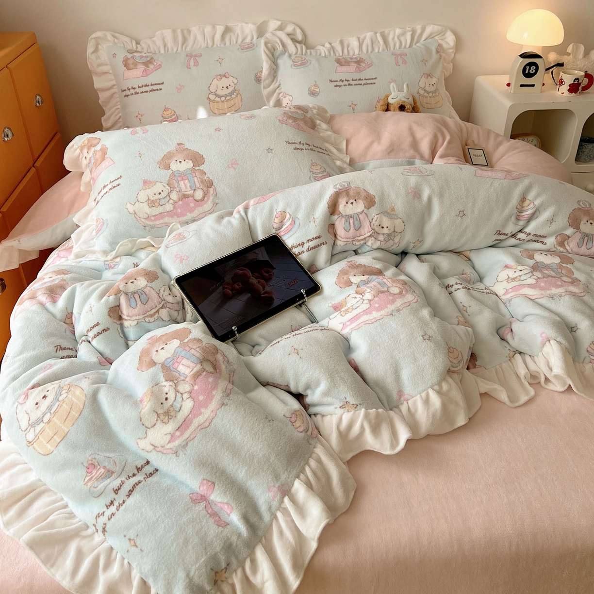 91家纺网 家纺一手货源 找家纺 六巷胡同 2025新款韩式博主风花边款INS卡通牛奶绒四件套（第二系） 花边蛋糕奶油犬