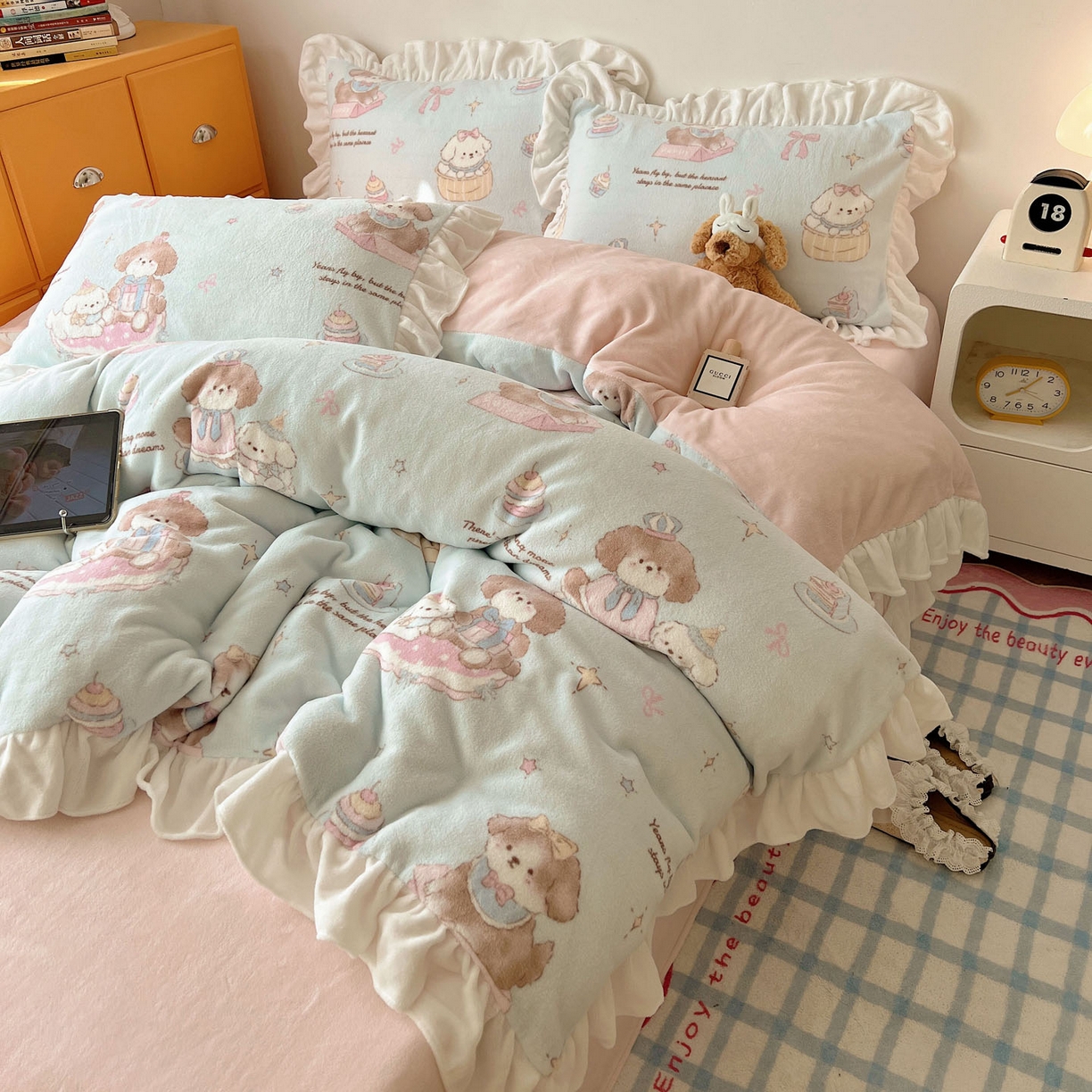 91家纺网 家纺一手货源 找家纺 六巷胡同 2025新款韩式博主风花边款INS卡通牛奶绒四件套（第二系） 花边蛋糕奶油犬