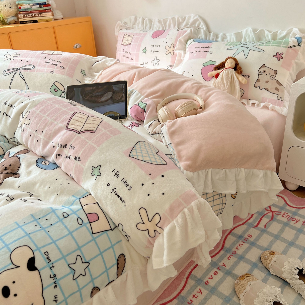 91家纺网 家纺一手货源 找家纺 六巷胡同 2025新款韩式博主风花边款INS卡通牛奶绒四件套（第二系） 花边假日露营记