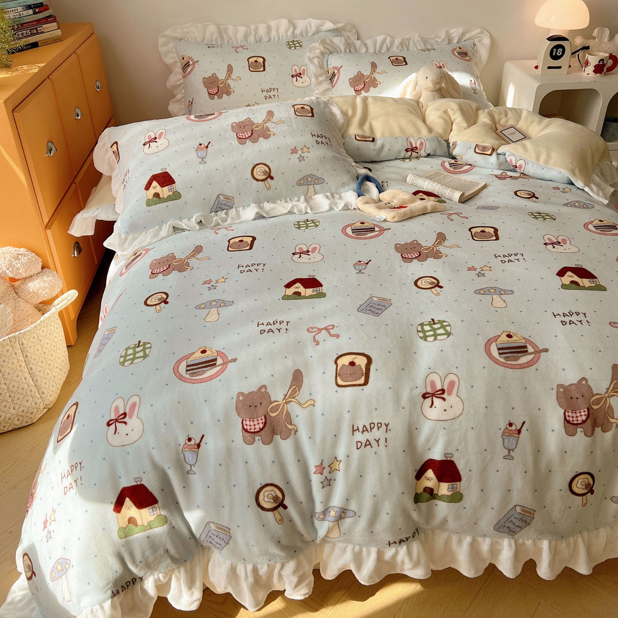 91家纺网 家纺一手货源 找家纺 六巷胡同 2025新款韩式博主风花边款INS卡通牛奶绒四件套（第二系） 花边萌趣宠物趴