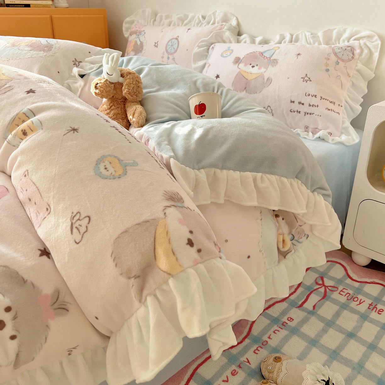 91家纺网 家纺一手货源 找家纺 六巷胡同 2025新款韩式博主风花边款INS卡通牛奶绒四件套（第二系） 花边卧室课本犬