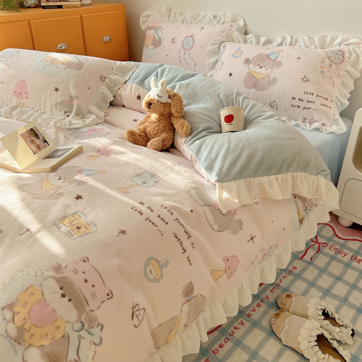 91家纺网 家纺一手货源 找家纺 六巷胡同 2025新款韩式博主风花边款INS卡通牛奶绒四件套（第二系） 花边卧室课本犬