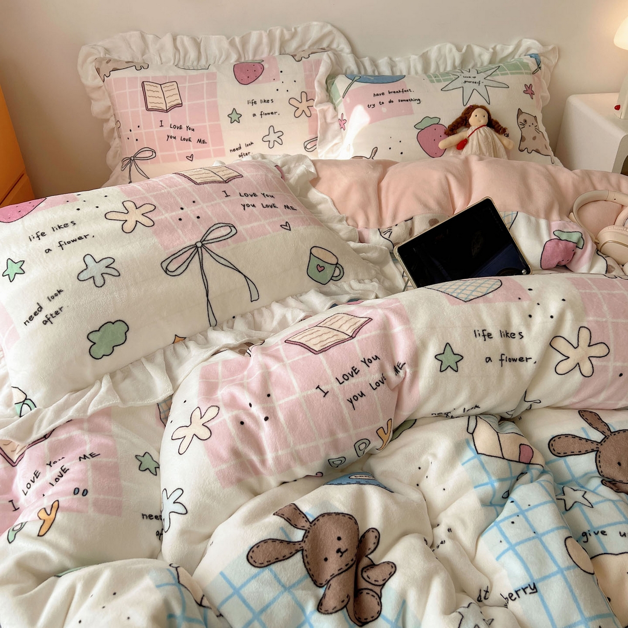 91家纺网 家纺一手货源 找家纺 六巷胡同 2025新款韩式博主风花边款INS卡通牛奶绒四件套（第二系） 花边假日露营记