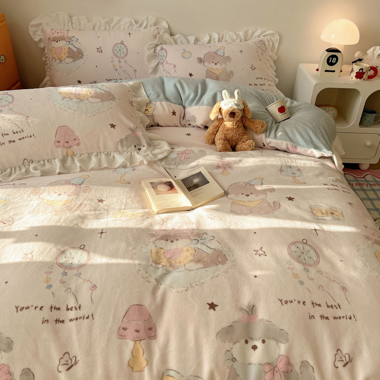 91家纺网 家纺一手货源 找家纺 六巷胡同 2025新款韩式博主风花边款INS卡通牛奶绒四件套（第二系） 花边卧室课本犬