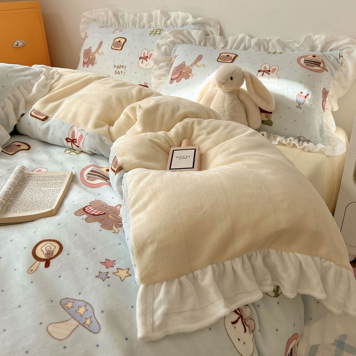 91家纺网 家纺一手货源 找家纺 六巷胡同 2025新款韩式博主风花边款INS卡通牛奶绒四件套（第二系） 花边萌趣宠物趴