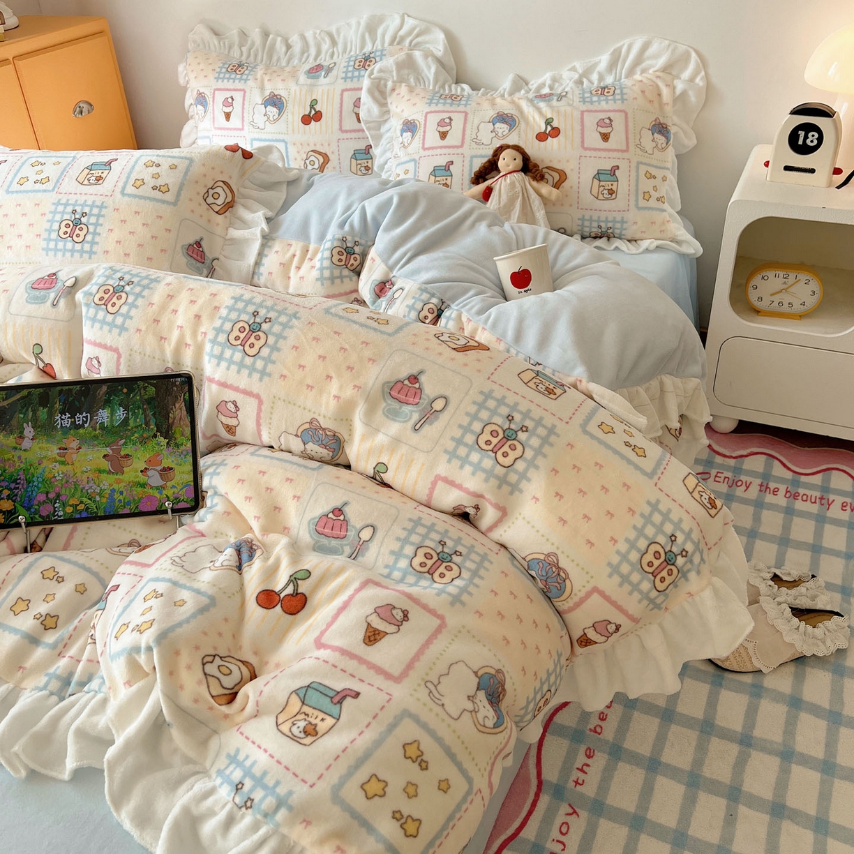 91家纺网 家纺一手货源 找家纺 六巷胡同 2025新款韩式博主风花边款INS卡通牛奶绒四件套（第二系） 花边甜点聚会喵