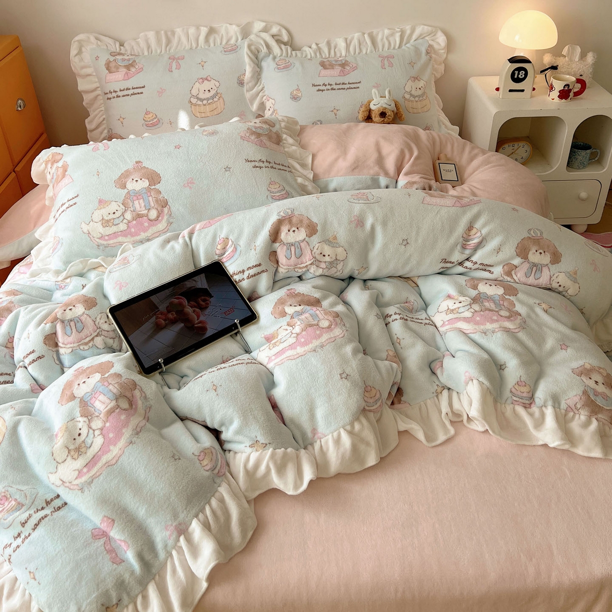 91家纺网 家纺一手货源 找家纺 六巷胡同 2025新款韩式博主风花边款INS卡通牛奶绒四件套（第二系） 花边蛋糕奶油犬