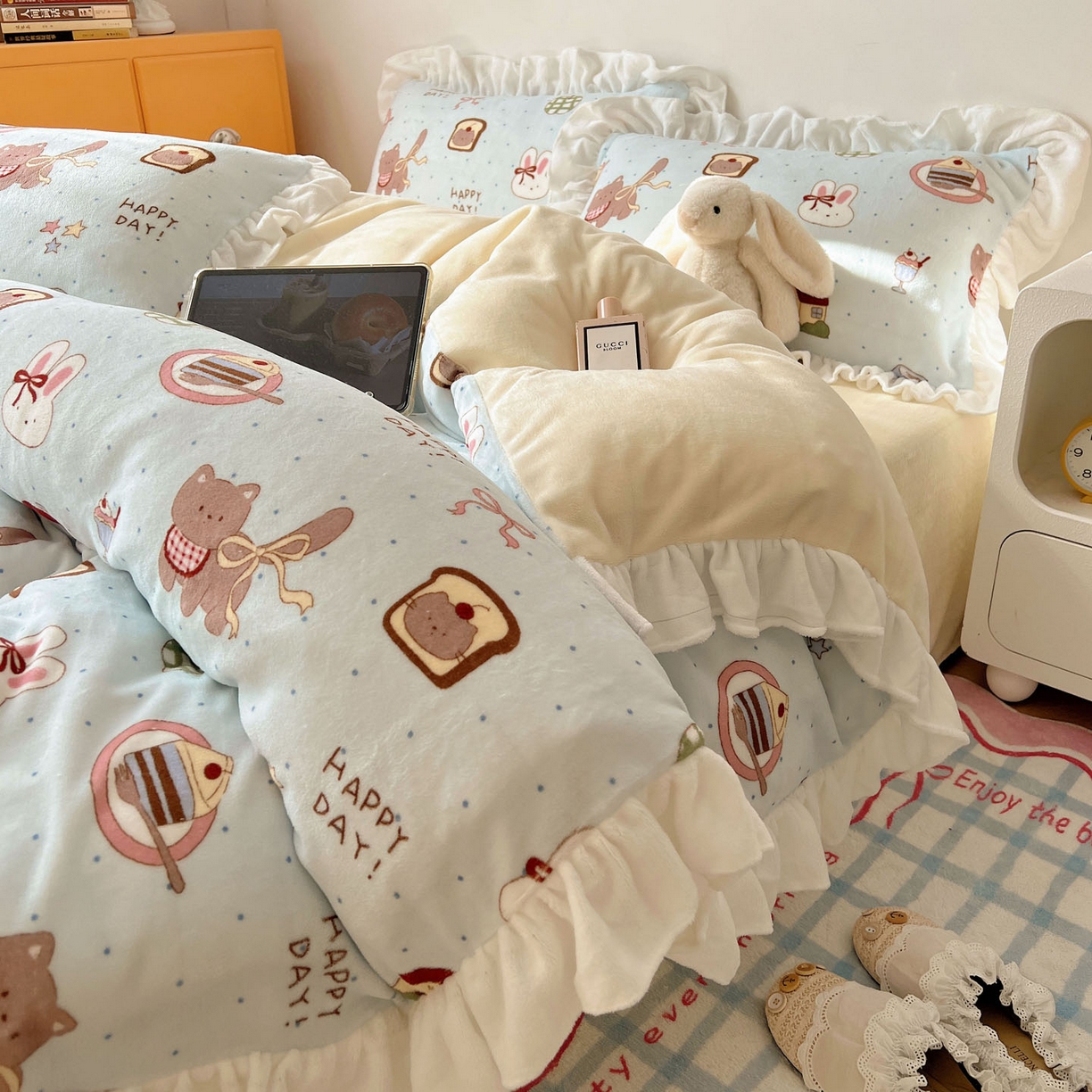 91家纺网 家纺一手货源 找家纺 六巷胡同 2025新款韩式博主风花边款INS卡通牛奶绒四件套（第二系） 花边萌趣宠物趴