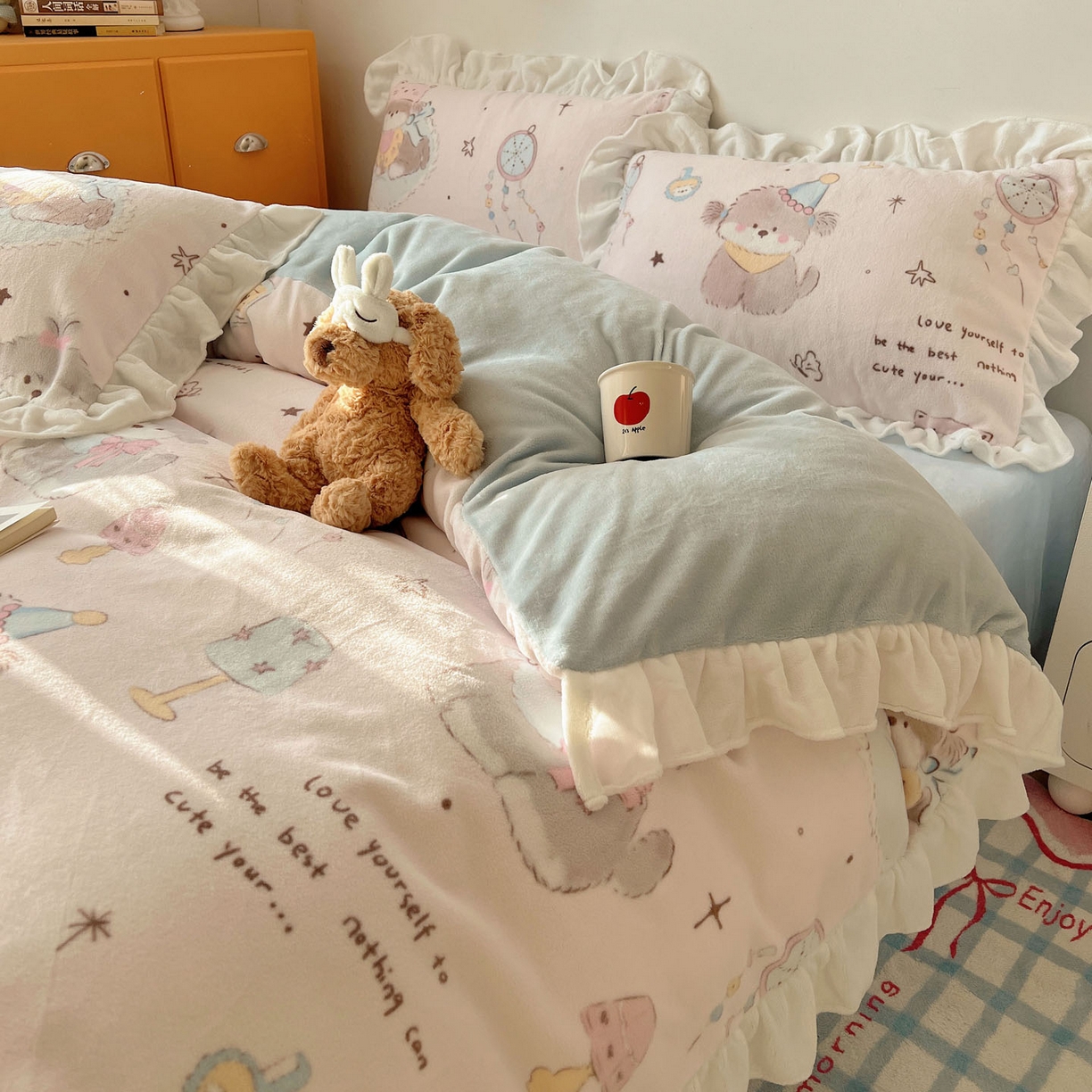 91家纺网 家纺一手货源 找家纺 六巷胡同 2025新款韩式博主风花边款INS卡通牛奶绒四件套（第二系） 花边卧室课本犬