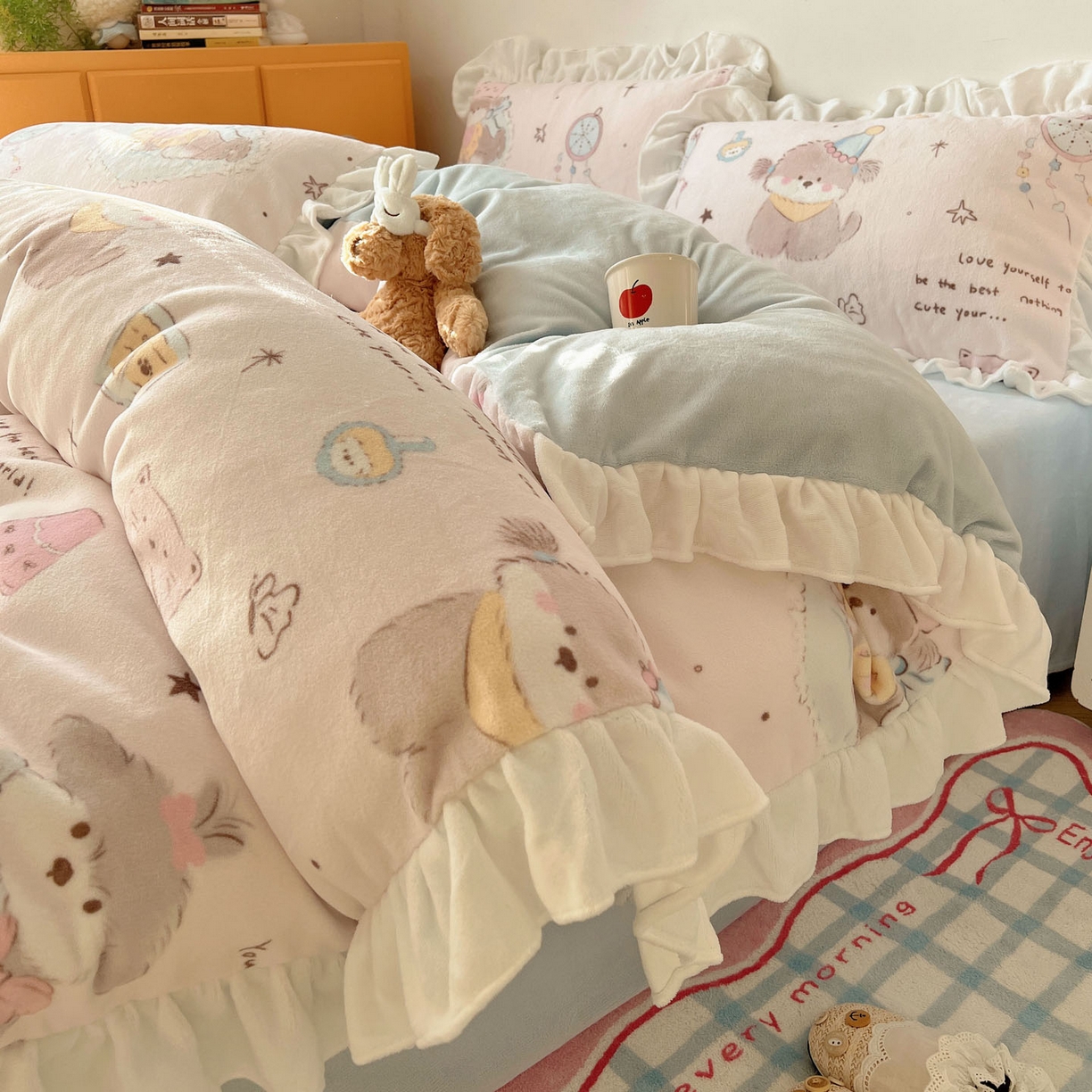 91家纺网 家纺一手货源 找家纺 六巷胡同 2025新款韩式博主风花边款INS卡通牛奶绒四件套（第二系） 花边卧室课本犬