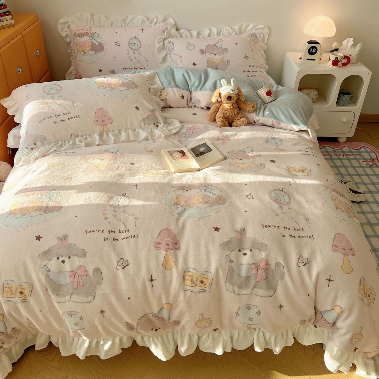 91家纺网 家纺一手货源 找家纺 六巷胡同 2025新款韩式博主风花边款INS卡通牛奶绒四件套（第二系） 花边卧室课本犬