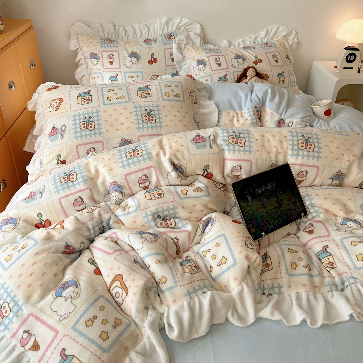 91家纺网 家纺一手货源 找家纺 六巷胡同 2025新款韩式博主风花边款INS卡通牛奶绒四件套（第二系） 花边甜点聚会喵