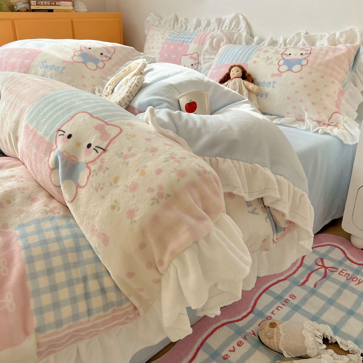 91家纺网 家纺一手货源 找家纺 六巷胡同 2025新款韩式博主风花边款INS卡通牛奶绒四件套（第二系） 花边软萌碎花猫