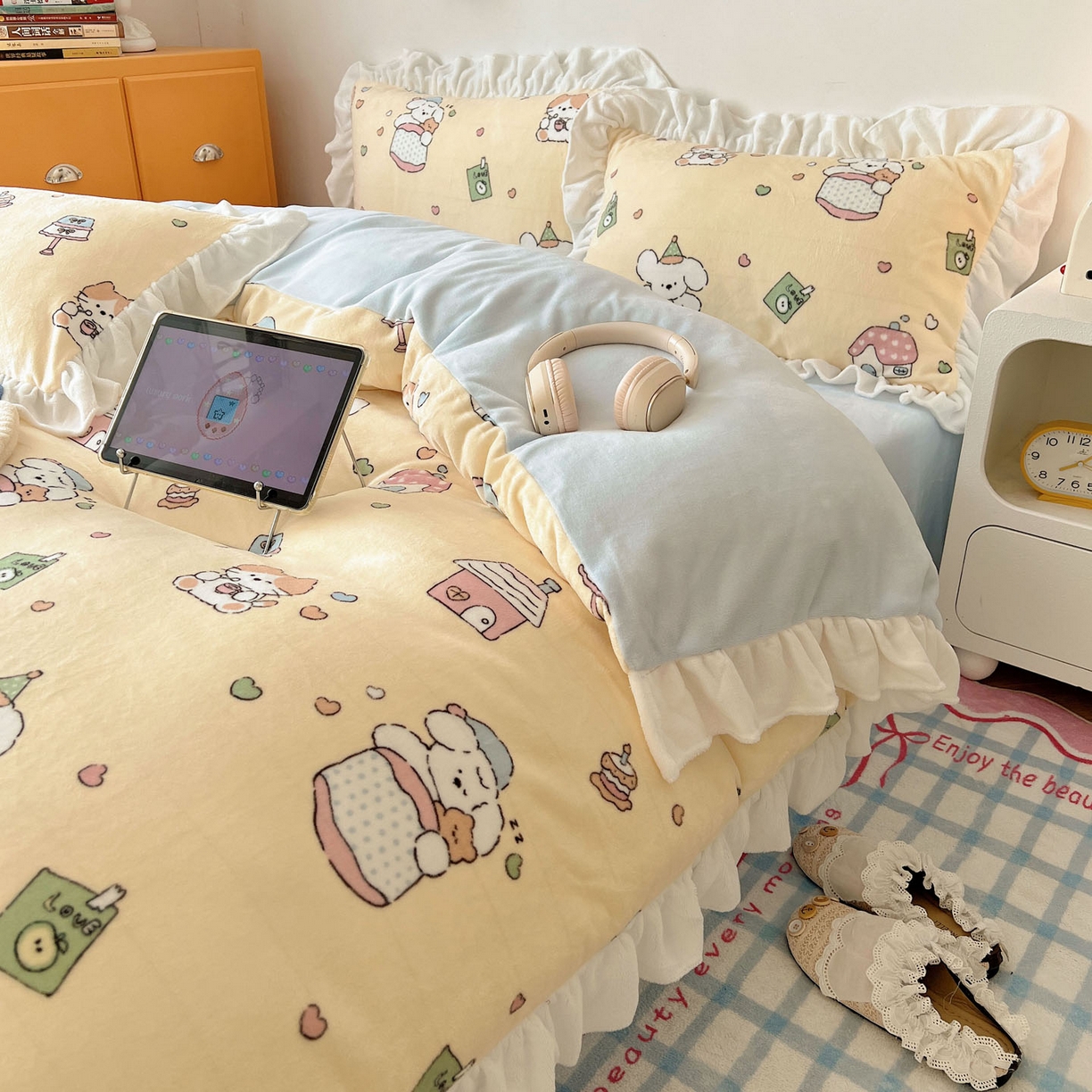 91家纺网 家纺一手货源 找家纺 六巷胡同 2025新款韩式博主风花边款INS卡通牛奶绒四件套（第二系） 花边周末宠物园