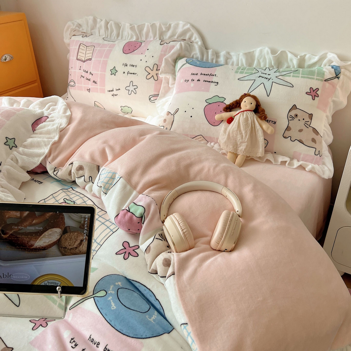 91家纺网 家纺一手货源 找家纺 六巷胡同 2025新款韩式博主风花边款INS卡通牛奶绒四件套（第二系） 花边假日露营记