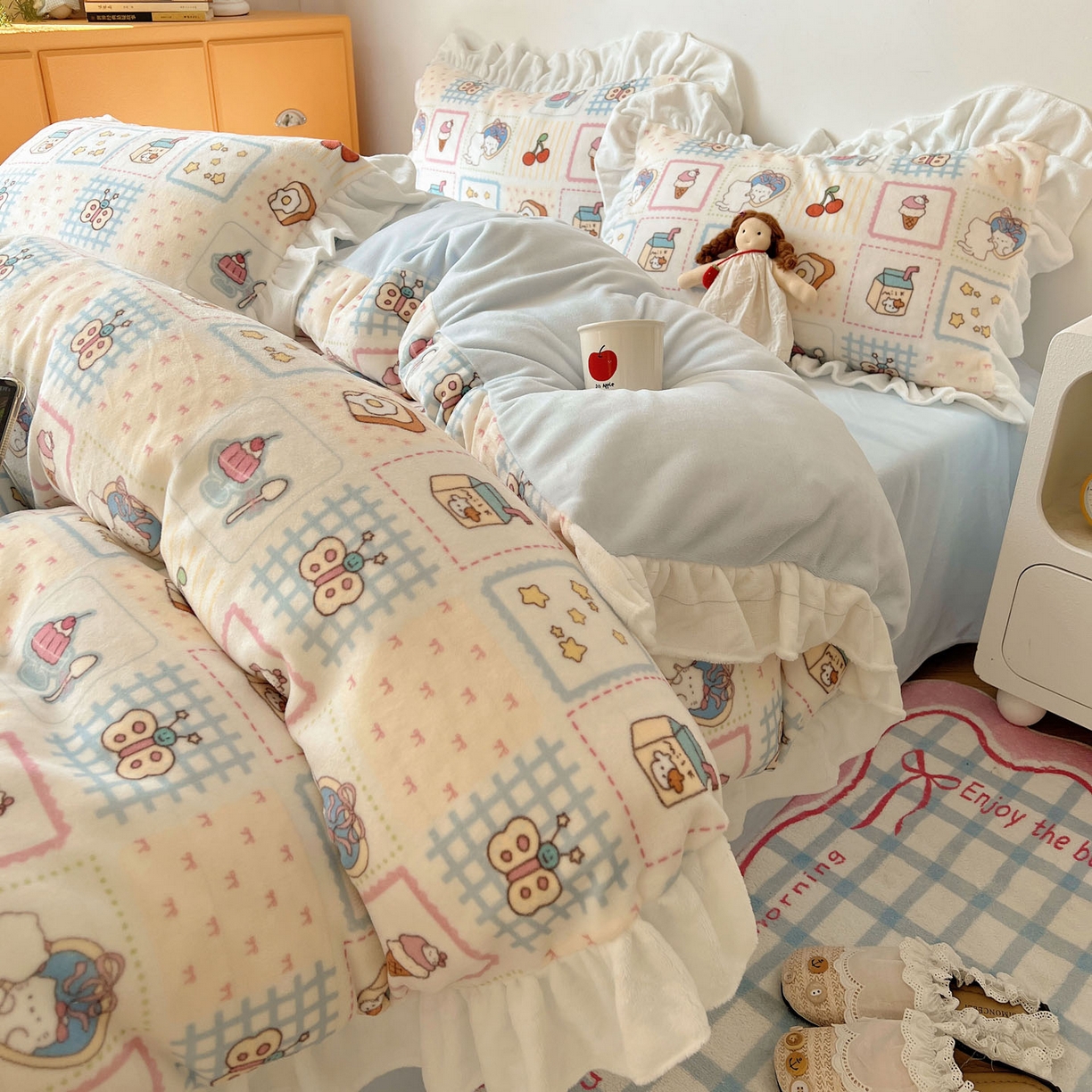 91家纺网 家纺一手货源 找家纺 六巷胡同 2025新款韩式博主风花边款INS卡通牛奶绒四件套（第二系） 花边甜点聚会喵