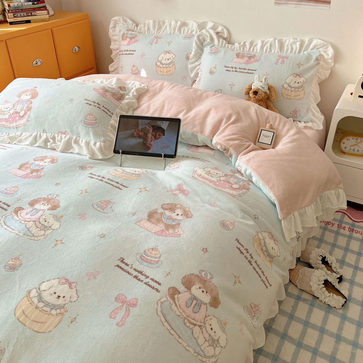 91家纺网 家纺一手货源 找家纺 六巷胡同 2025新款韩式博主风花边款INS卡通牛奶绒四件套（第二系） 花边蛋糕奶油犬