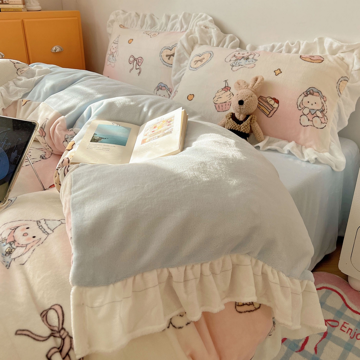 91家纺网 家纺一手货源 找家纺 六巷胡同 2025新款韩式博主风花边款INS卡通牛奶绒四件套（第二系） 花边海派甜心兔