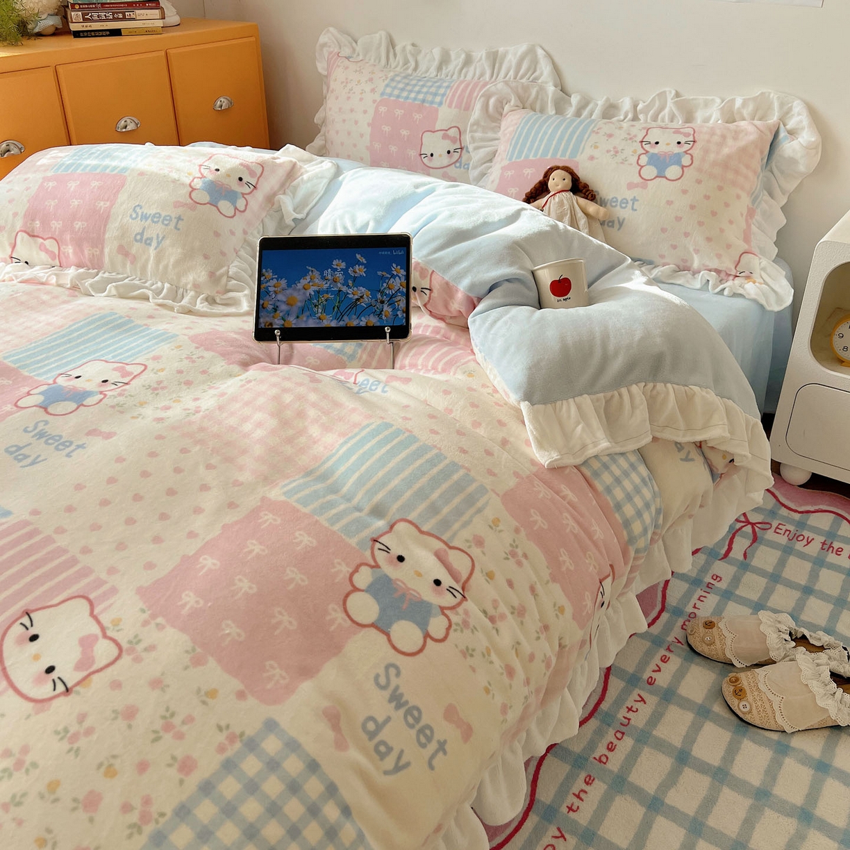 91家纺网 家纺一手货源 找家纺 六巷胡同 2025新款韩式博主风花边款INS卡通牛奶绒四件套（第二系） 花边软萌碎花猫