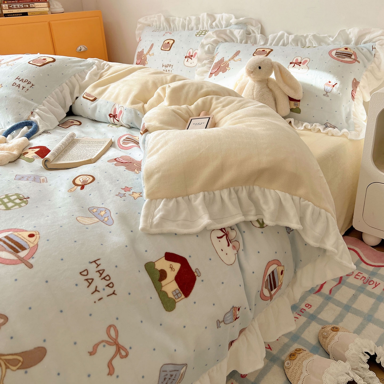 91家纺网 家纺一手货源 找家纺 六巷胡同 2025新款韩式博主风花边款INS卡通牛奶绒四件套（第二系） 花边萌趣宠物趴