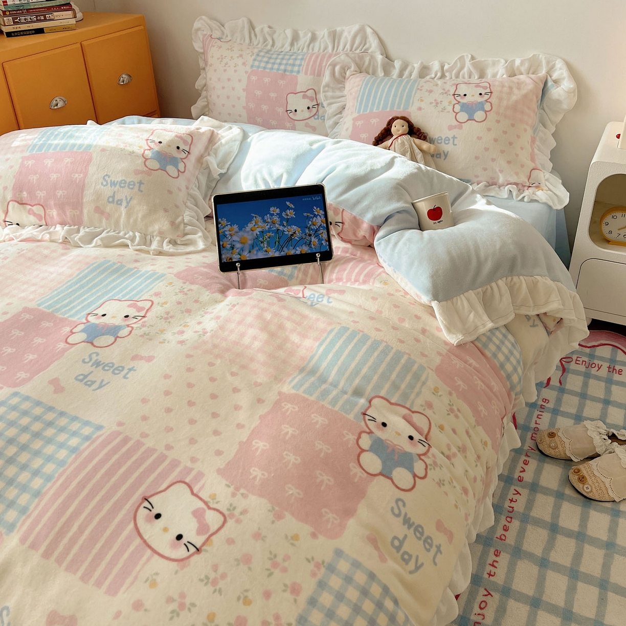 91家纺网 家纺一手货源 找家纺 六巷胡同 2025新款韩式博主风花边款INS卡通牛奶绒四件套（第二系） 花边软萌碎花猫