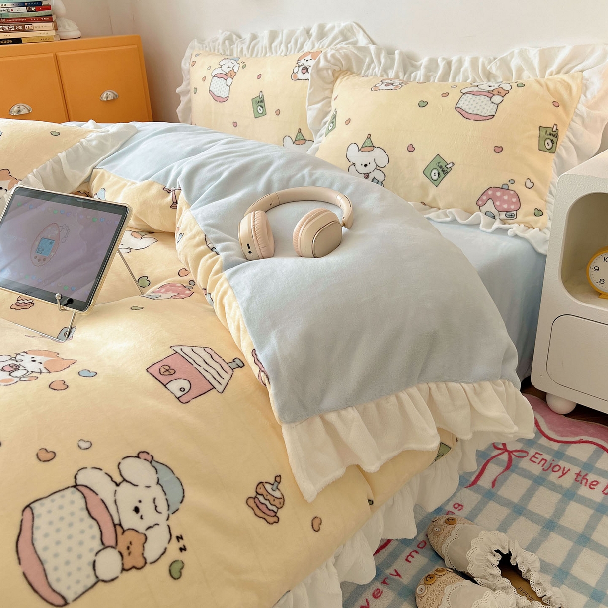 91家纺网 家纺一手货源 找家纺 六巷胡同 2025新款韩式博主风花边款INS卡通牛奶绒四件套（第二系） 花边周末宠物园