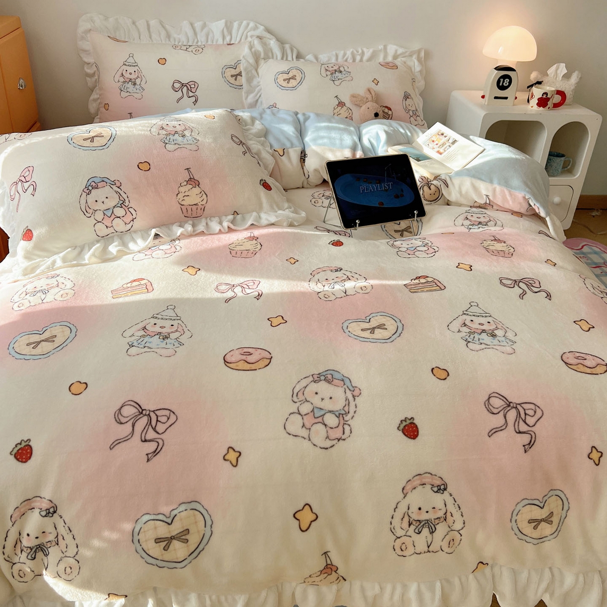 91家纺网 家纺一手货源 找家纺 六巷胡同 2025新款韩式博主风花边款INS卡通牛奶绒四件套（第二系） 花边海派甜心兔