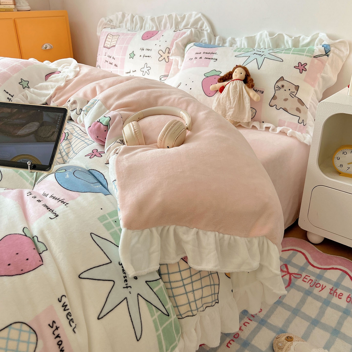 91家纺网 家纺一手货源 找家纺 六巷胡同 2025新款韩式博主风花边款INS卡通牛奶绒四件套（第二系） 花边假日露营记