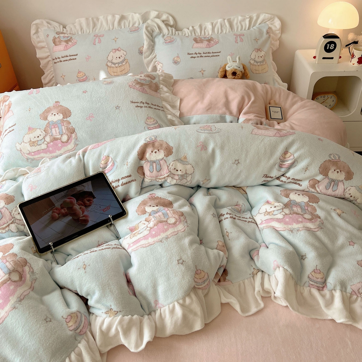 91家纺网 家纺一手货源 找家纺 六巷胡同 2025新款韩式博主风花边款INS卡通牛奶绒四件套（第二系） 花边蛋糕奶油犬