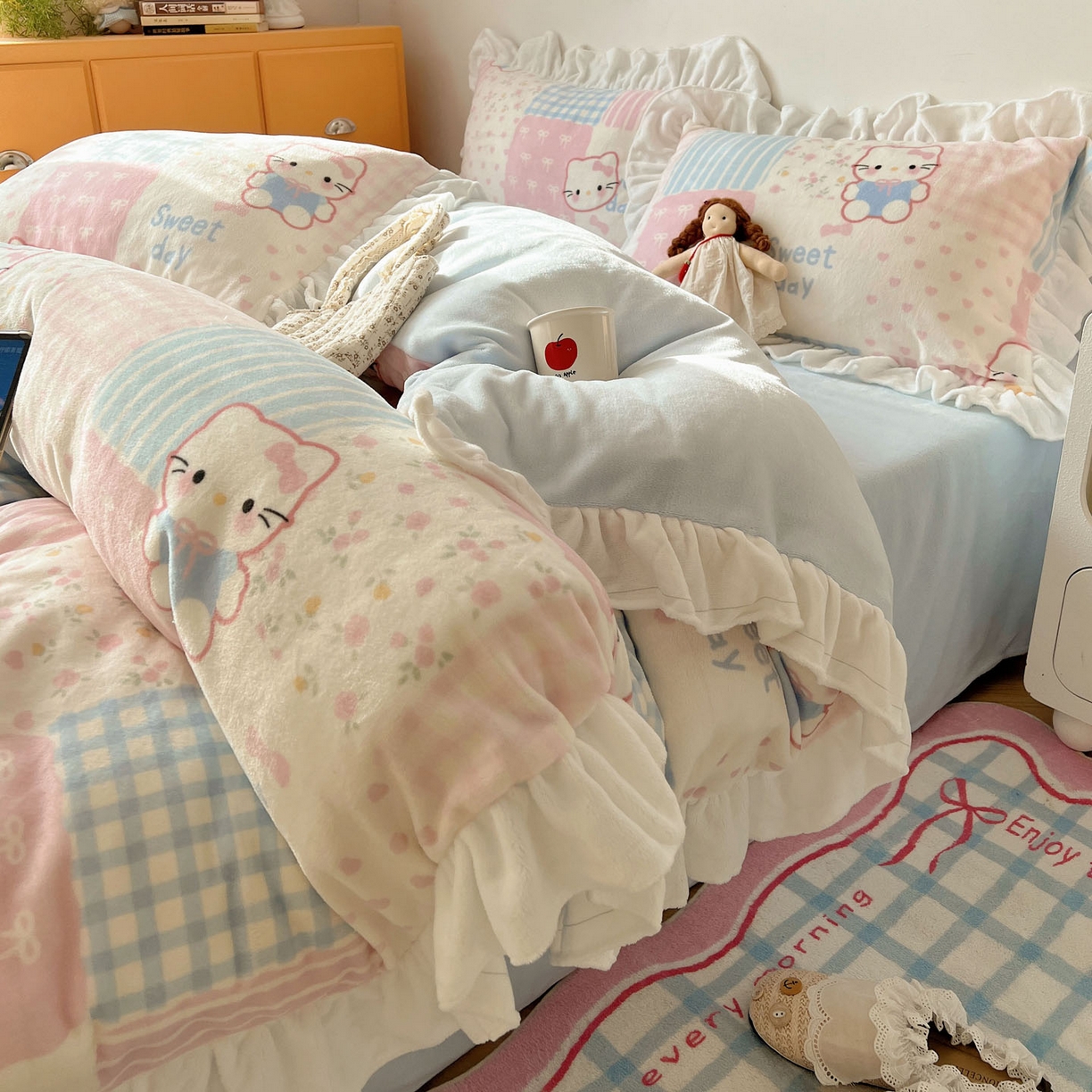 91家纺网 家纺一手货源 找家纺 六巷胡同 2025新款韩式博主风花边款INS卡通牛奶绒四件套（第二系） 花边软萌碎花猫