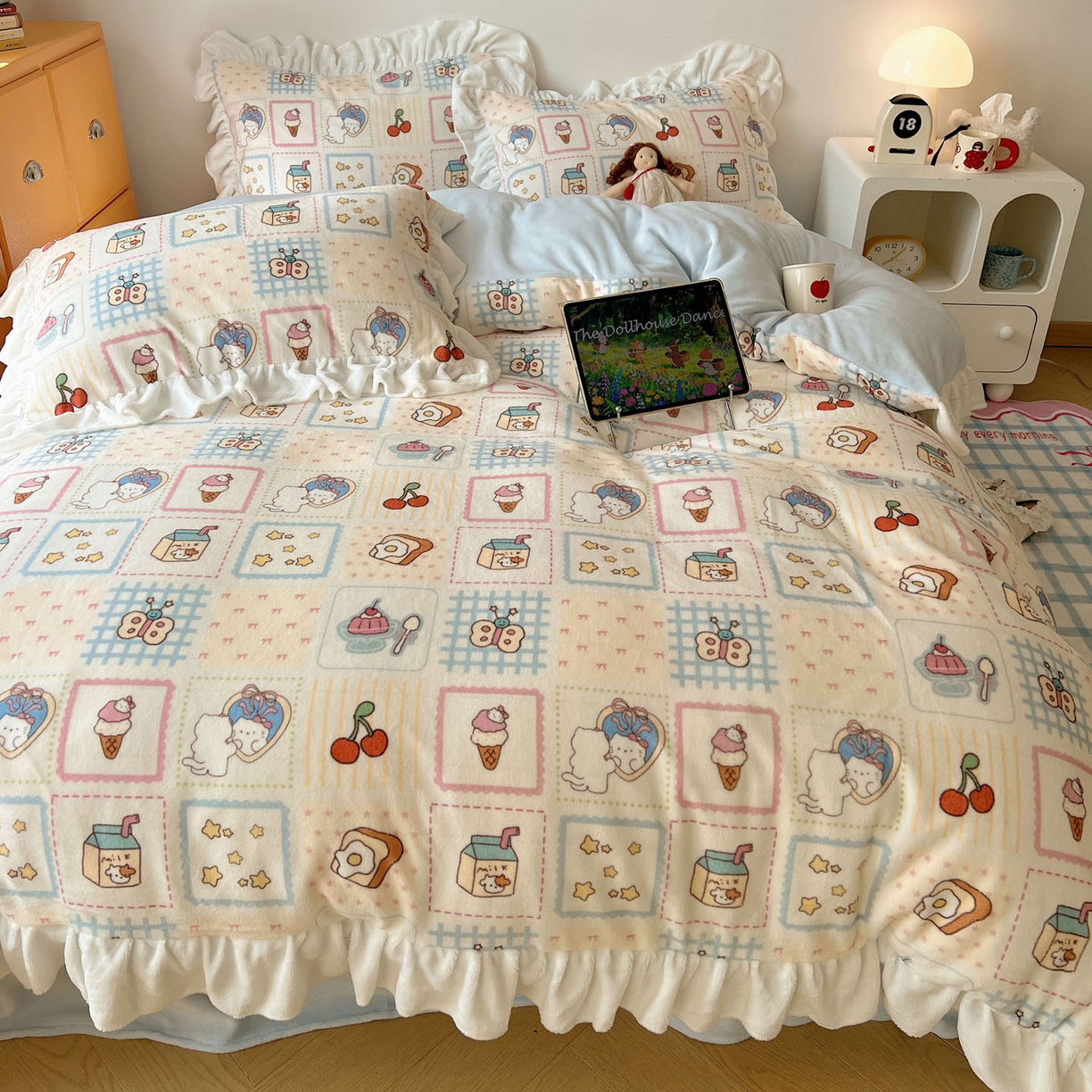 91家纺网 家纺一手货源 找家纺 六巷胡同 2025新款韩式博主风花边款INS卡通牛奶绒四件套（第二系） 花边甜点聚会喵