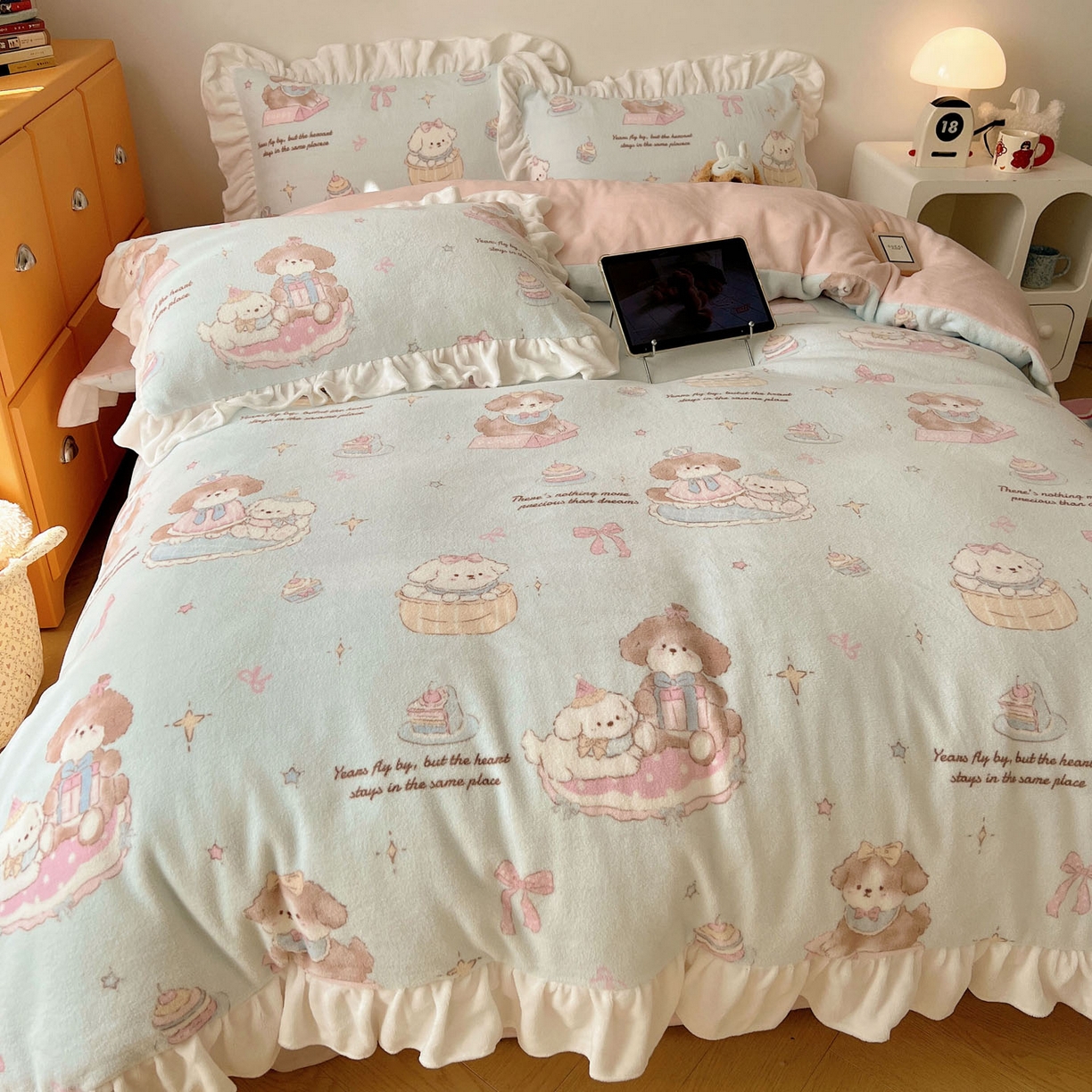 91家纺网 家纺一手货源 找家纺 六巷胡同 2025新款韩式博主风花边款INS卡通牛奶绒四件套（第二系） 花边蛋糕奶油犬