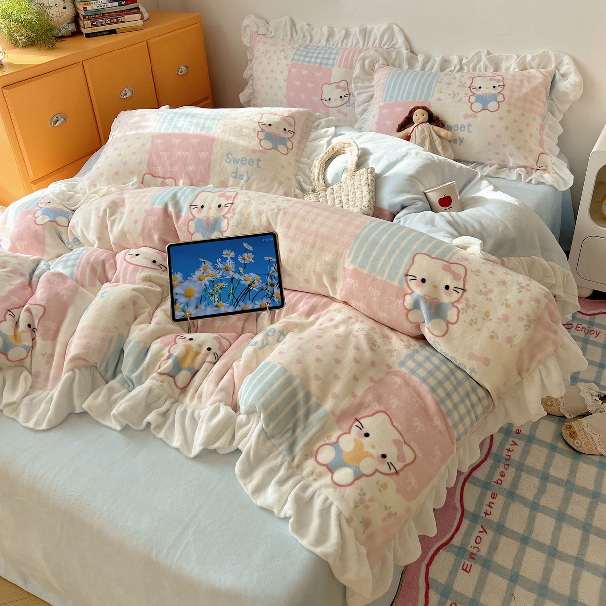 91家纺网 家纺一手货源 找家纺 六巷胡同 2025新款韩式博主风花边款INS卡通牛奶绒四件套（第二系） 花边软萌碎花猫