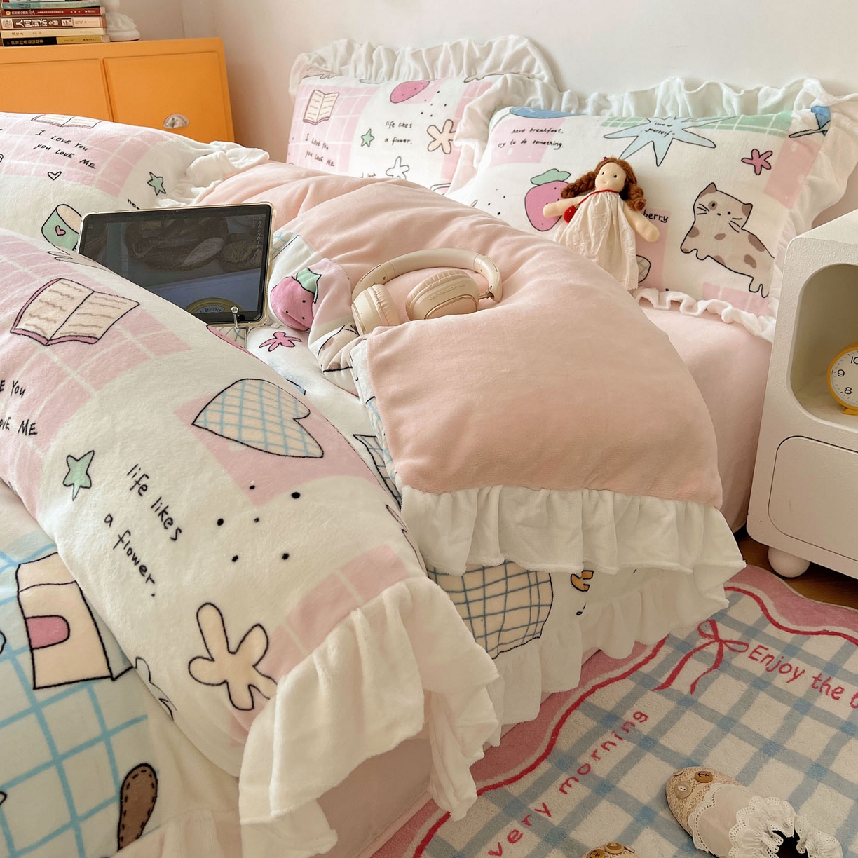 91家纺网 家纺一手货源 找家纺 六巷胡同 2025新款韩式博主风花边款INS卡通牛奶绒四件套（第二系） 花边假日露营记