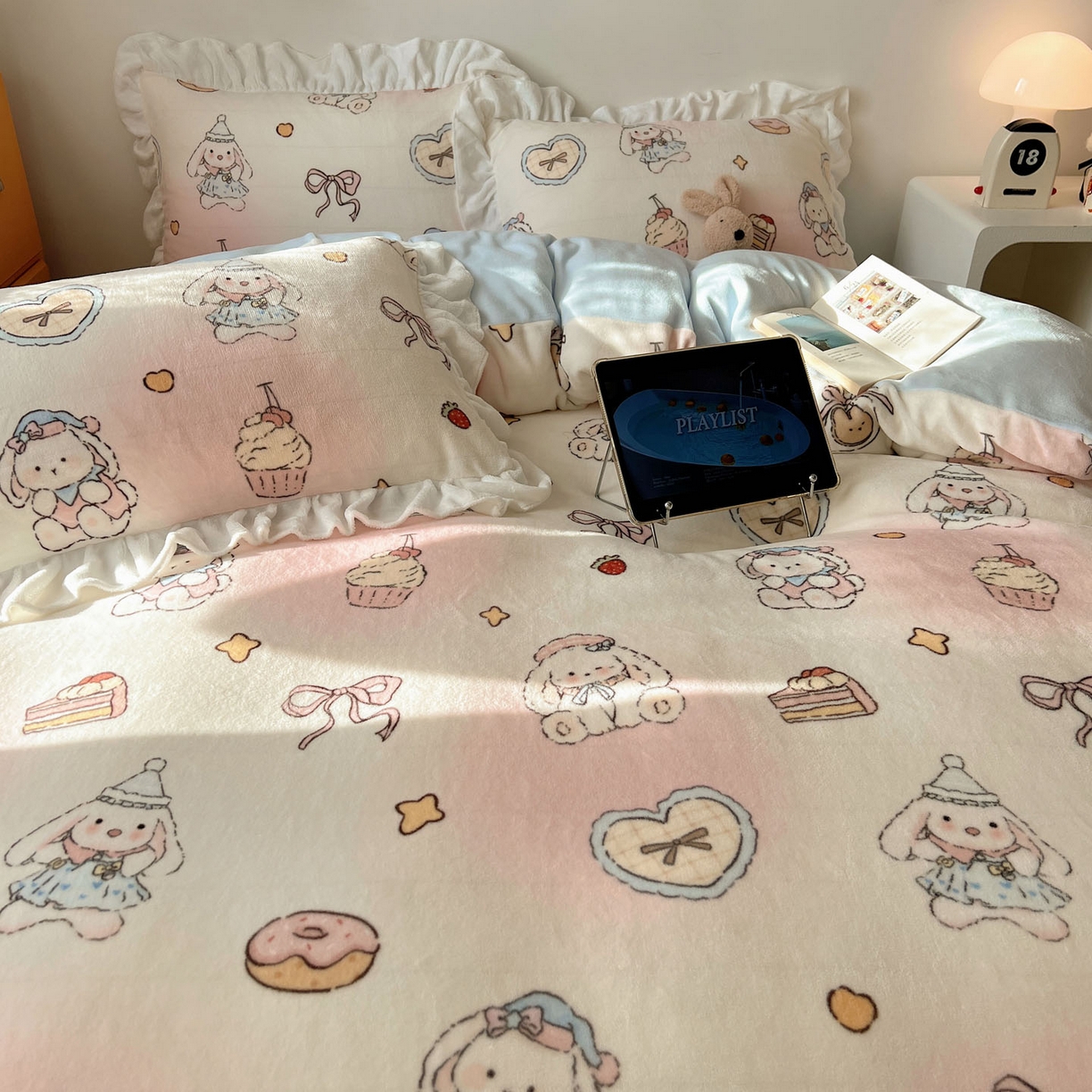 91家纺网 家纺一手货源 找家纺 六巷胡同 2025新款韩式博主风花边款INS卡通牛奶绒四件套（第二系） 花边海派甜心兔