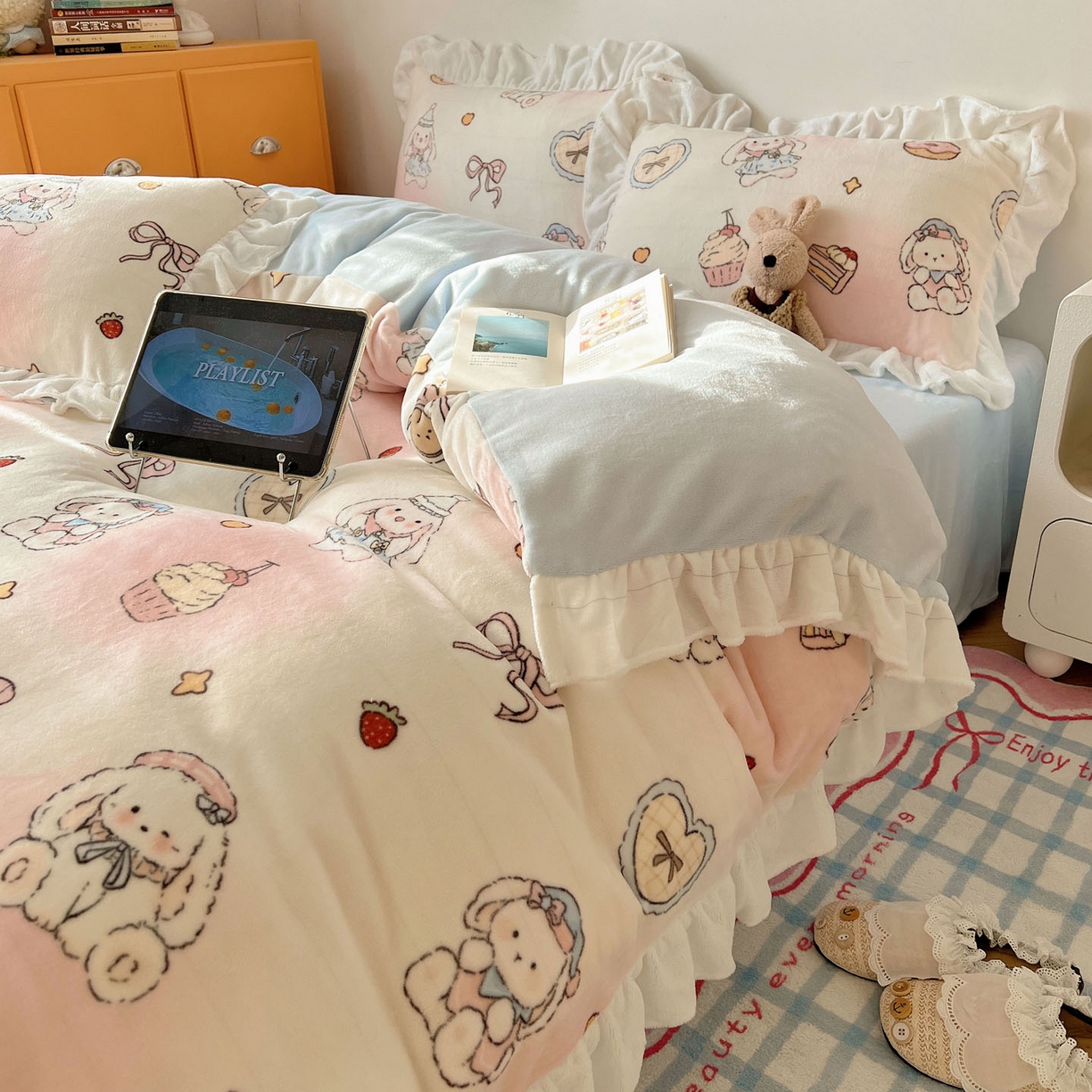 91家纺网 家纺一手货源 找家纺 六巷胡同 2025新款韩式博主风花边款INS卡通牛奶绒四件套（第二系） 花边海派甜心兔