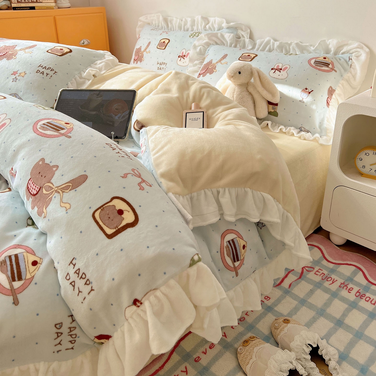 91家纺网 家纺一手货源 找家纺 六巷胡同 2025新款韩式博主风花边款INS卡通牛奶绒四件套（第二系） 花边萌趣宠物趴