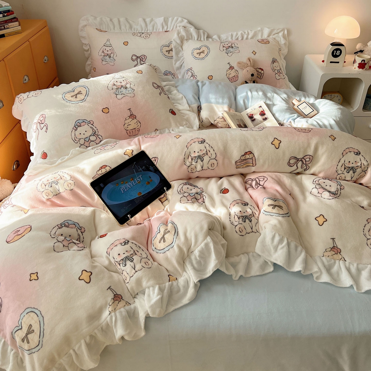 91家纺网 家纺一手货源 找家纺 六巷胡同 2025新款韩式博主风花边款INS卡通牛奶绒四件套（第二系） 花边海派甜心兔