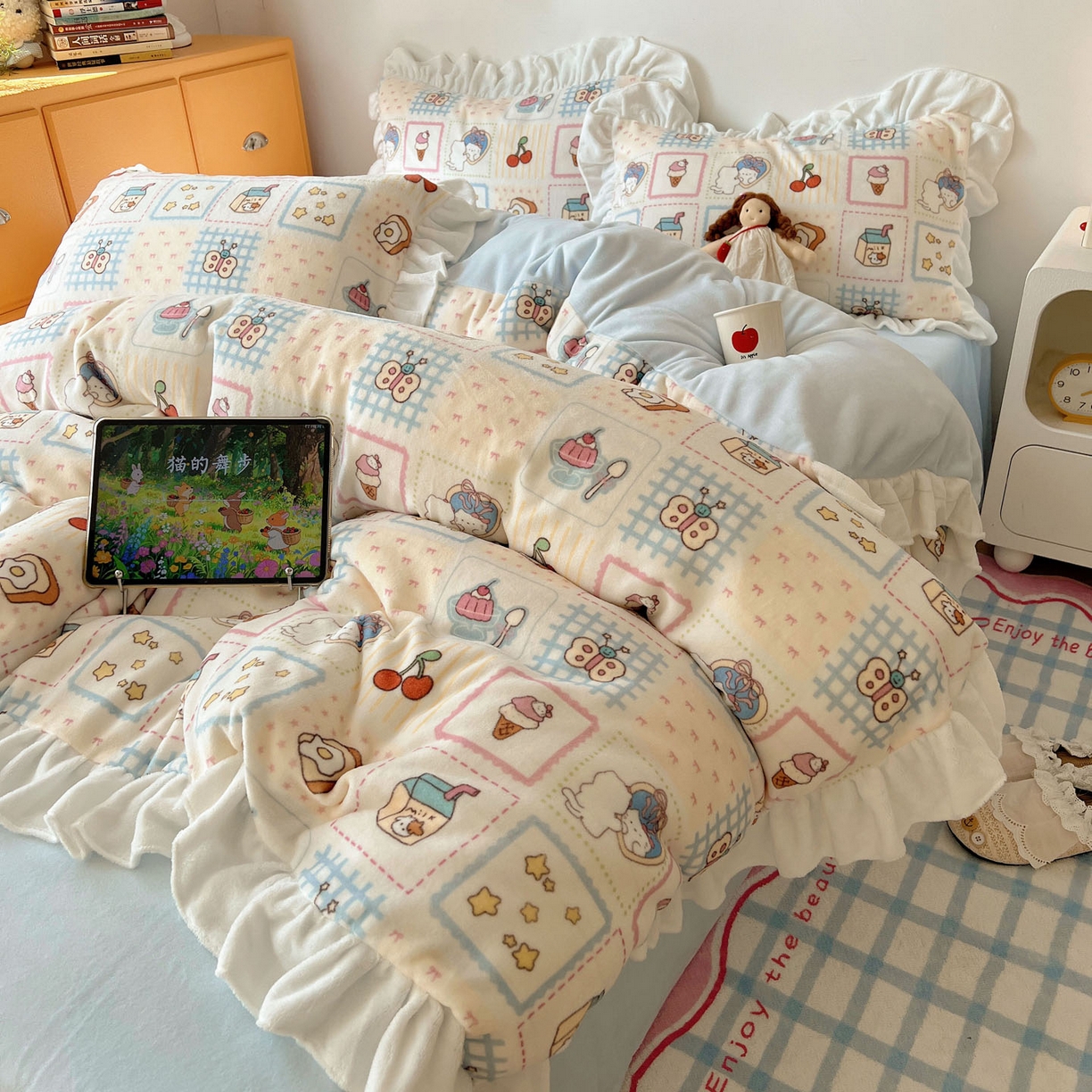 91家纺网 家纺一手货源 找家纺 六巷胡同 2025新款韩式博主风花边款INS卡通牛奶绒四件套（第二系） 花边甜点聚会喵