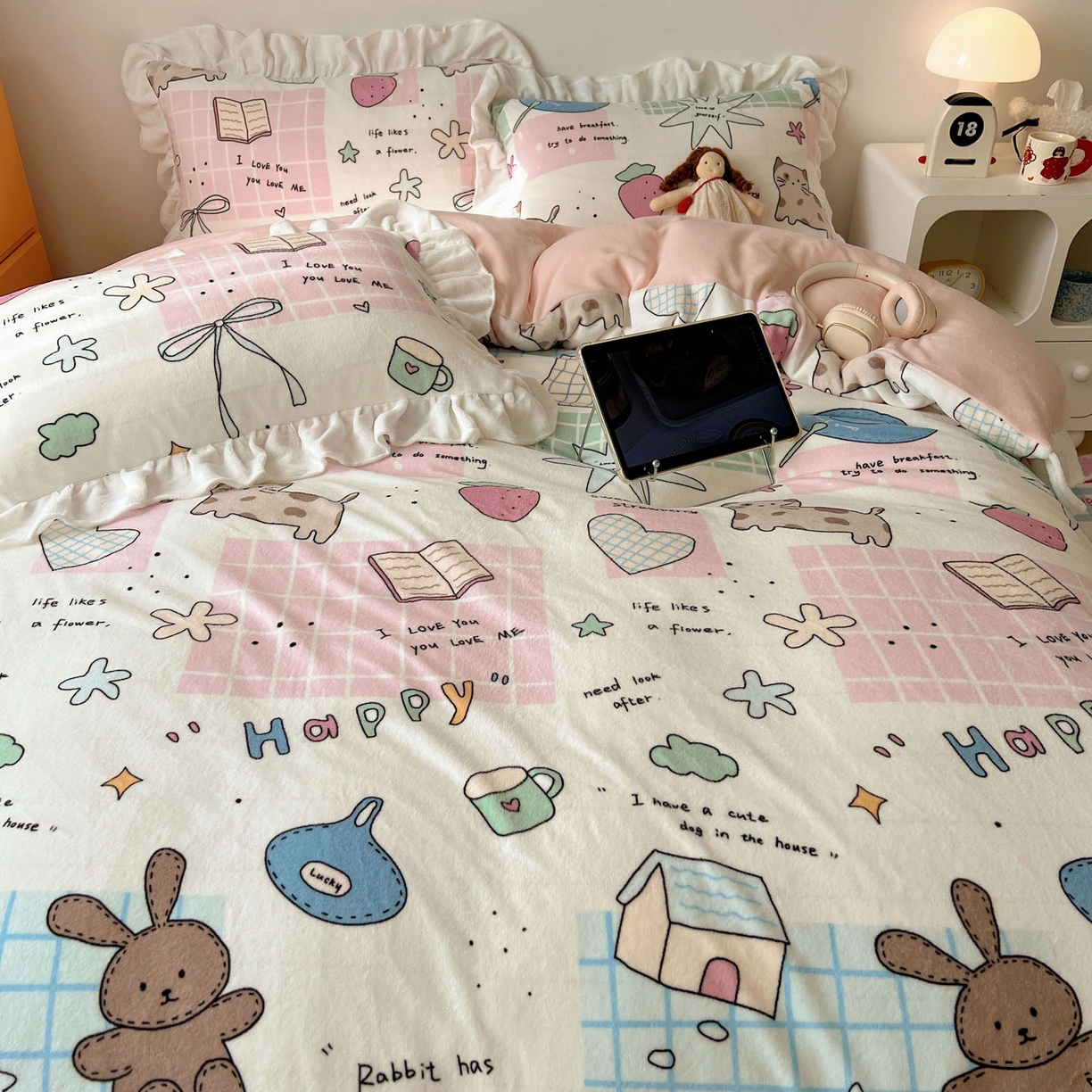 91家纺网 家纺一手货源 找家纺 六巷胡同 2025新款韩式博主风花边款INS卡通牛奶绒四件套（第二系） 花边假日露营记