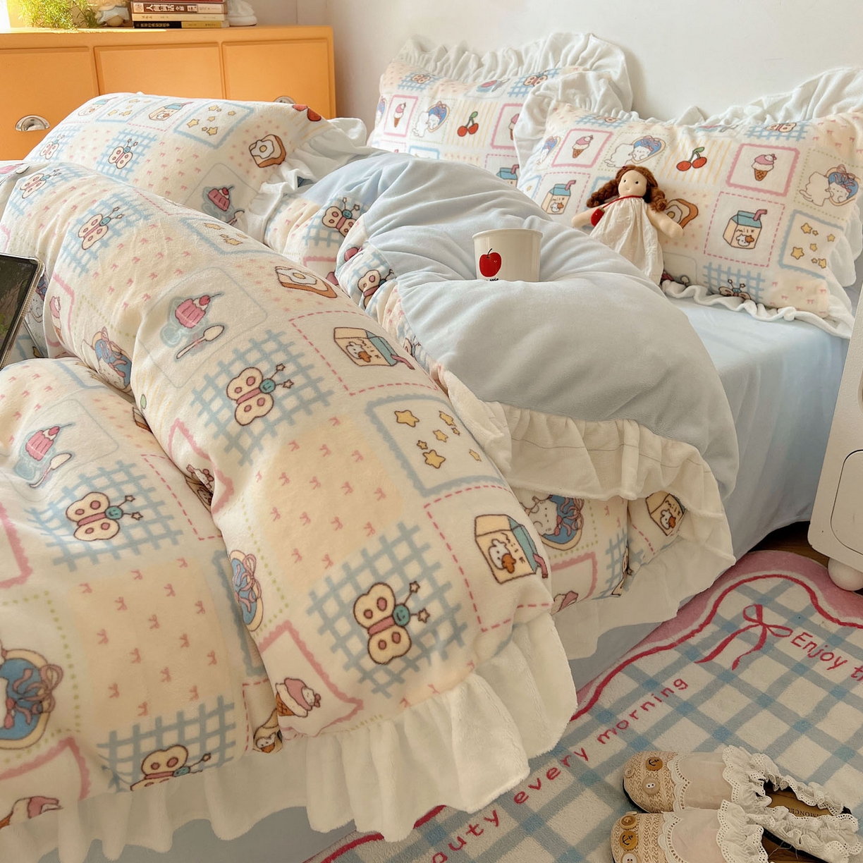 91家纺网 家纺一手货源 找家纺 六巷胡同 2025新款韩式博主风花边款INS卡通牛奶绒四件套（第二系） 花边甜点聚会喵