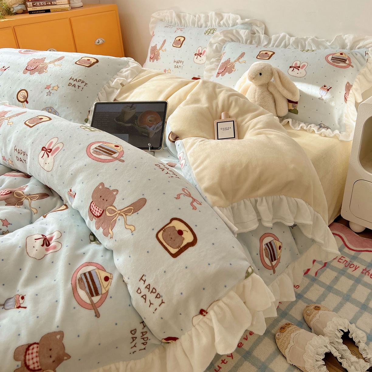 91家纺网 家纺一手货源 找家纺 六巷胡同 2025新款韩式博主风花边款INS卡通牛奶绒四件套（第二系） 花边萌趣宠物趴