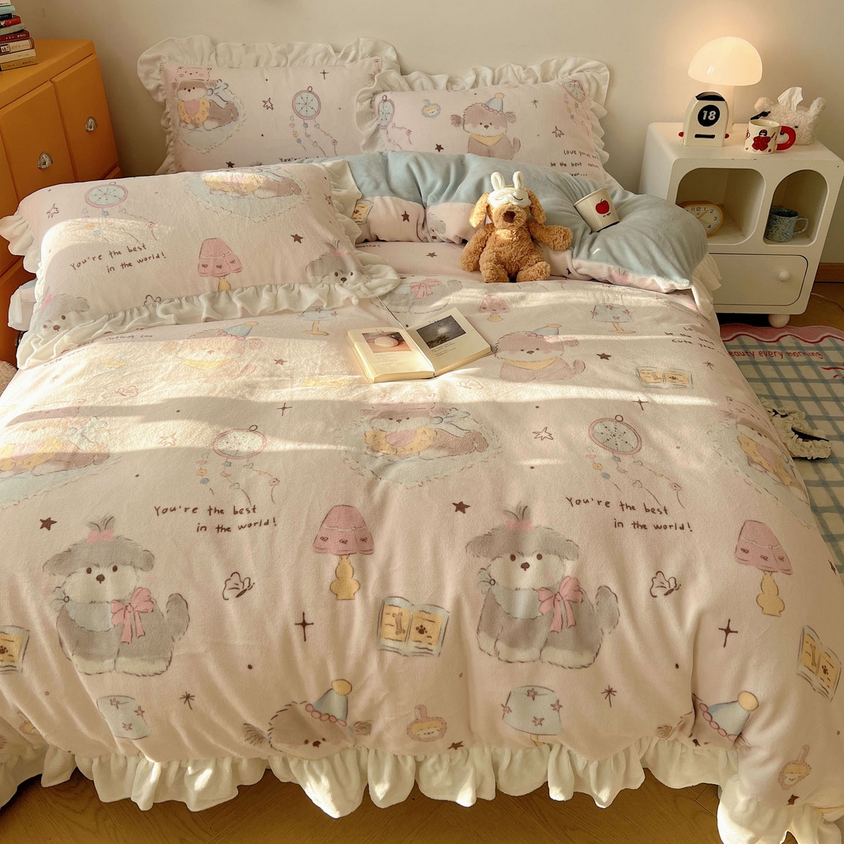 91家纺网 家纺一手货源 找家纺 六巷胡同 2025新款韩式博主风花边款INS卡通牛奶绒四件套（第二系） 花边卧室课本犬