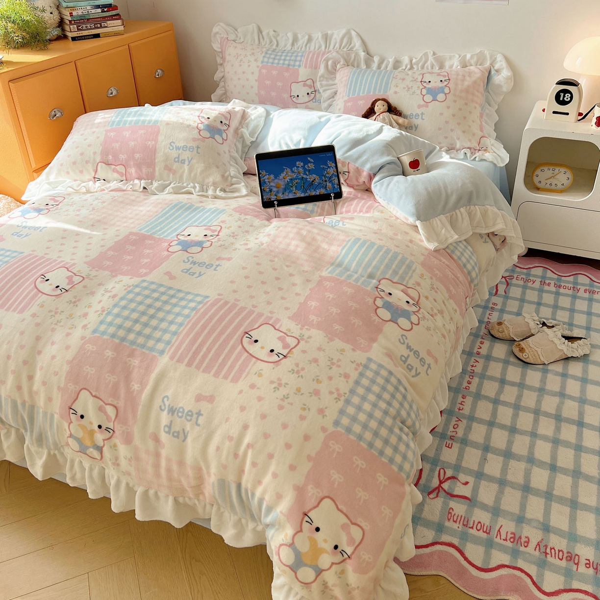 91家纺网 家纺一手货源 找家纺 六巷胡同 2025新款韩式博主风花边款INS卡通牛奶绒四件套（第二系） 花边软萌碎花猫