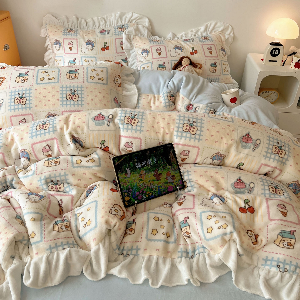 91家纺网 家纺一手货源 找家纺 六巷胡同 2025新款韩式博主风花边款INS卡通牛奶绒四件套（第二系） 花边甜点聚会喵