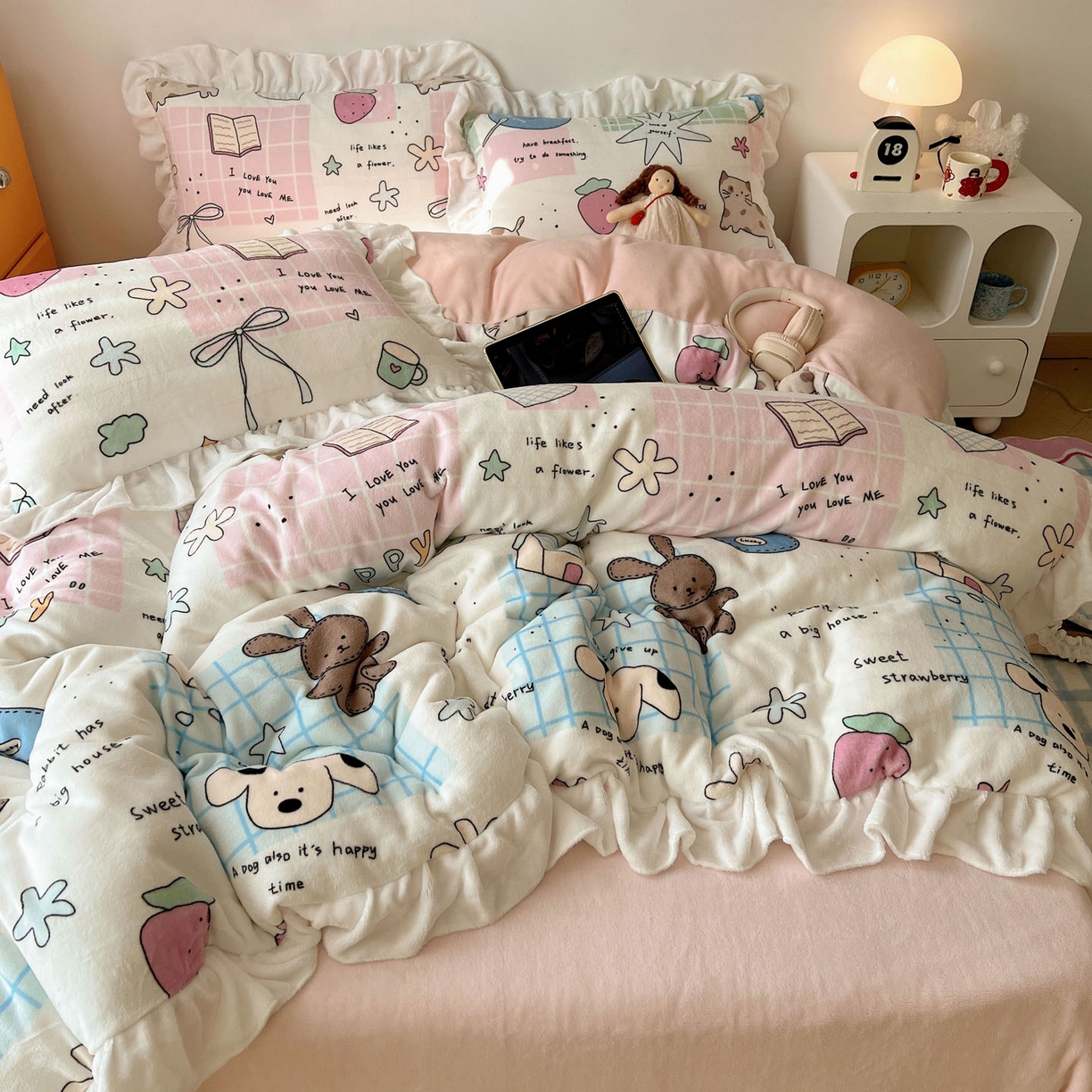 91家纺网 家纺一手货源 找家纺 六巷胡同 2025新款韩式博主风花边款INS卡通牛奶绒四件套（第二系） 花边假日露营记