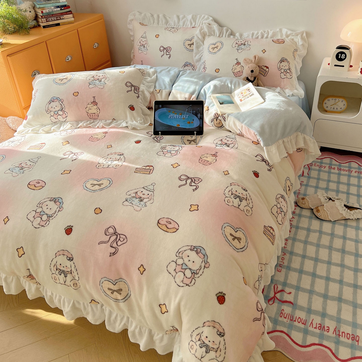 91家纺网 家纺一手货源 找家纺 六巷胡同 2025新款韩式博主风花边款INS卡通牛奶绒四件套（第二系） 花边海派甜心兔